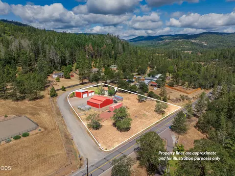 130 Kitty Dr, Eagle Point, OR 97524 photo 2