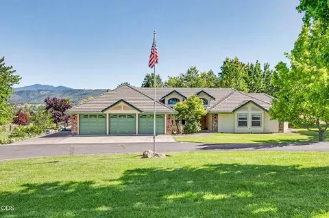3939 Tami Ln, Central Point, OR 97502