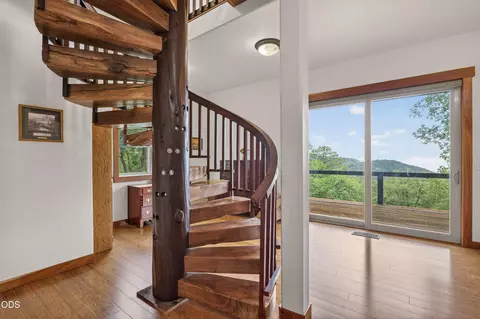 Entry Way - 22494 Jefferson Rd, Ashland, OR 97520 photo 2 of 4