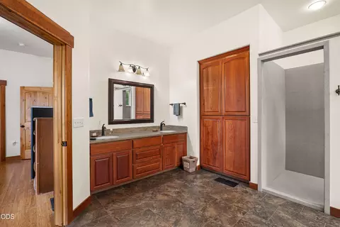Bath - 22494 Jefferson Rd, Ashland, OR 97520 photo 3 of 5
