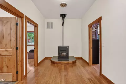 Entry Way - 22494 Jefferson Rd, Ashland, OR 97520 photo 1 of 4