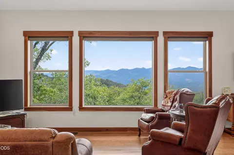 Living - 22494 Jefferson Rd, Ashland, OR 97520 photo 1 of 5