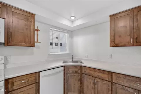 Kitchen - 211 W Bolz Rd, Phoenix, OR 97535 photo 3 of 5