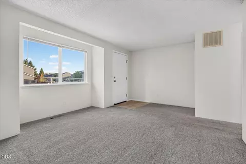 Living - 211 W Bolz Rd, Phoenix, OR 97535 photo 3 of 3