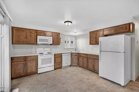 Kitchen - 211 W Bolz Rd, Phoenix, OR 97535 photo 2 of 5