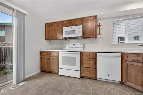 Kitchen - 211 W Bolz Rd, Phoenix, OR 97535 photo 4 of 5