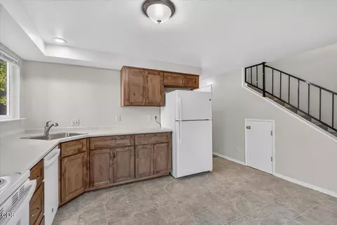 Kitchen - 211 W Bolz Rd, Phoenix, OR 97535 photo 5 of 5