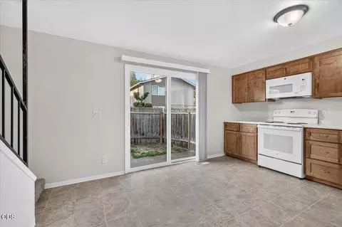 Kitchen - 211 W Bolz Rd, Phoenix, OR 97535 photo 1 of 5