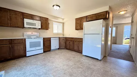 Kitchen - 231 W Bolz Rd, Phoenix, OR 97535 photo 1 of 2
