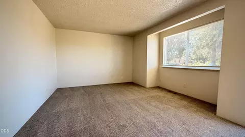 Living - 231 W Bolz Rd, Phoenix, OR 97535 photo 1 of 1