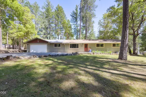 1740 Queens Branch Rd, Rogue River, OR 97537
