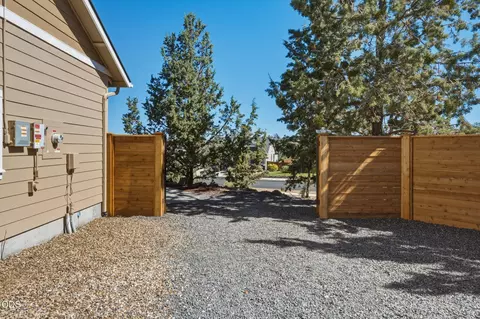 Exterior - 20825 Rorick Dr, Bend, OR 97701 photo 7 of 11