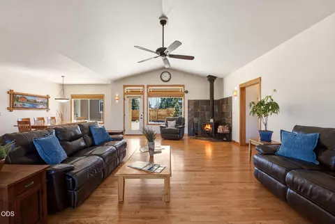 Living - 20825 Rorick Dr, Bend, OR 97701 photo 1 of 2