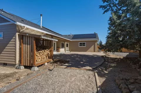 Exterior - 20825 Rorick Dr, Bend, OR 97701 photo 4 of 11