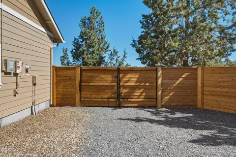 Exterior - 20825 Rorick Dr, Bend, OR 97701 photo 6 of 11