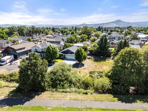 887 Holley Way, Central Point, OR 97502