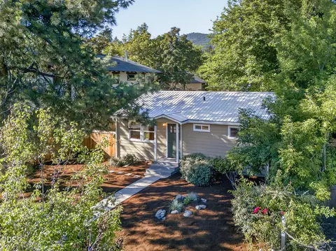 840 B St, Ashland, OR 97520