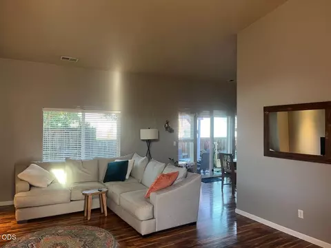 Living - 308 Live Oak Loop, Central Point, OR 97502 photo 3 of 3