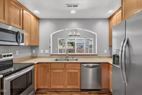 Kitchen - 308 Live Oak Loop, Central Point, OR 97502 photo 1 of 3