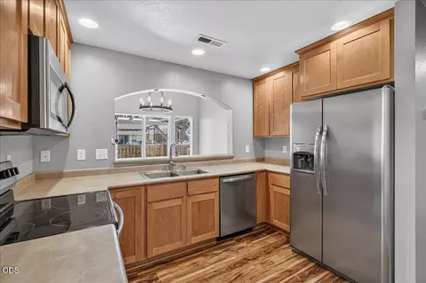 Kitchen - 308 Live Oak Loop, Central Point, OR 97502 photo 2 of 3
