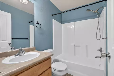 Bath - 308 Live Oak Loop, Central Point, OR 97502 photo 1 of 2