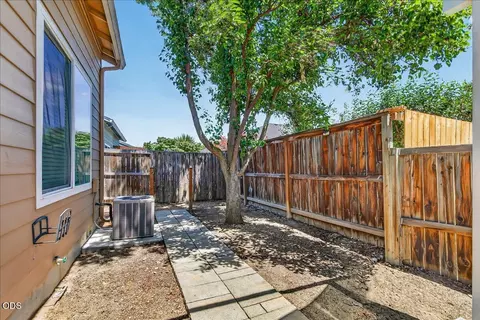 Exterior - 308 Live Oak Loop, Central Point, OR 97502 photo 4 of 5