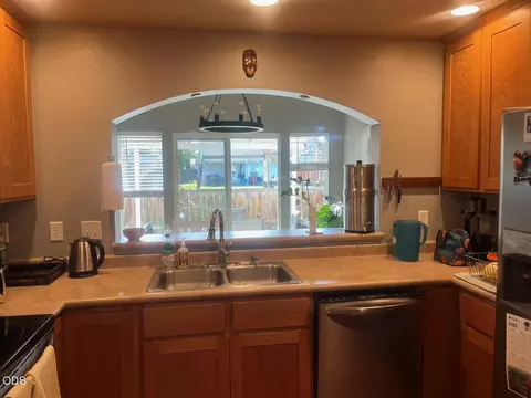 Kitchen - 308 Live Oak Loop, Central Point, OR 97502 photo 1 of 2