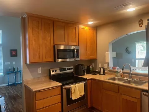 Kitchen - 308 Live Oak Loop, Central Point, OR 97502 photo 2 of 2