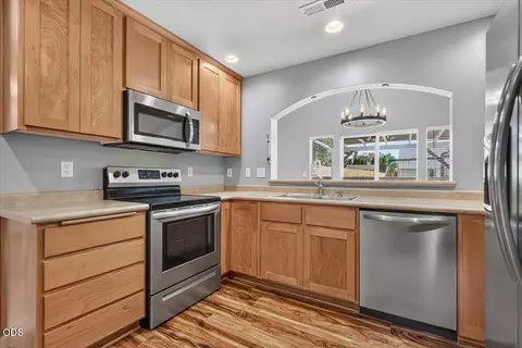 Kitchen - 308 Live Oak Loop, Central Point, OR 97502 photo 3 of 3