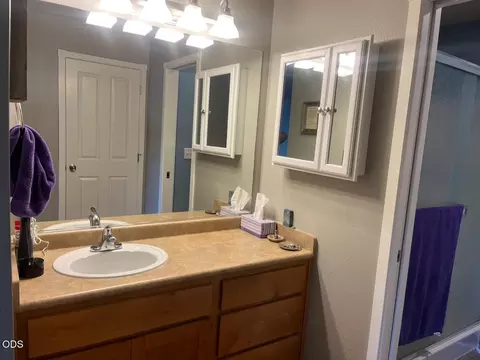 Bath - 308 Live Oak Loop, Central Point, OR 97502 photo 3 of 4