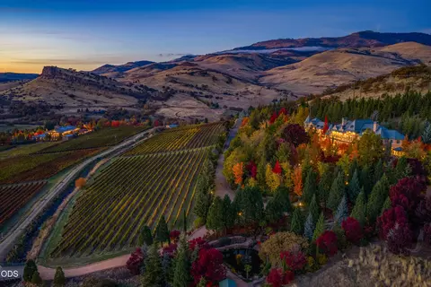 200 Belle Fiore Ln, Ashland, OR 97520