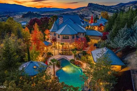 200 Belle Fiore Ln, Ashland, OR 97520
