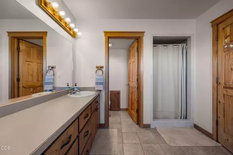 Bath - 24605 Dodds Rd, Bend, OR 97701 photo 5 of 8