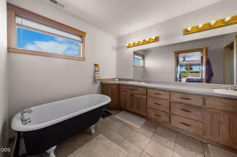 Bath - 24605 Dodds Rd, Bend, OR 97701 photo 4 of 8