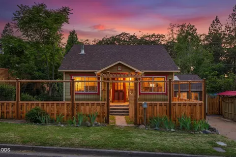 75 Dewey St, Ashland, OR 97520