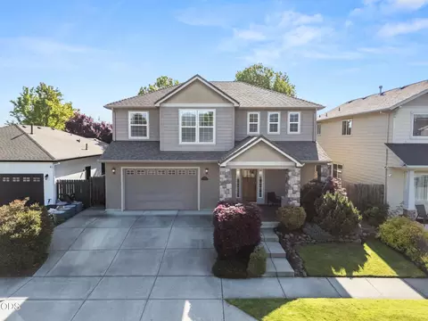 711 Isherwood Dr, Central Point, OR 97502