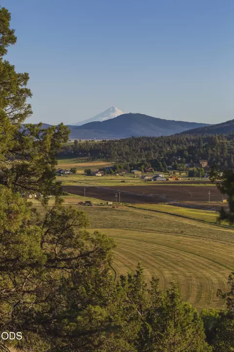 1198 Wheeping Birch Ct, Klamath Falls, OR 97601