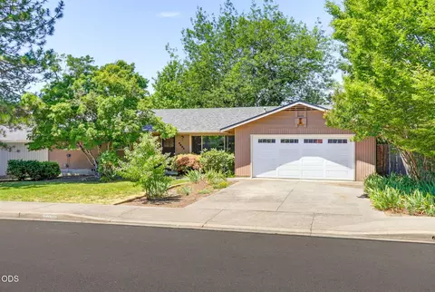 2533 Tahitian Ave, Medford, OR 97504