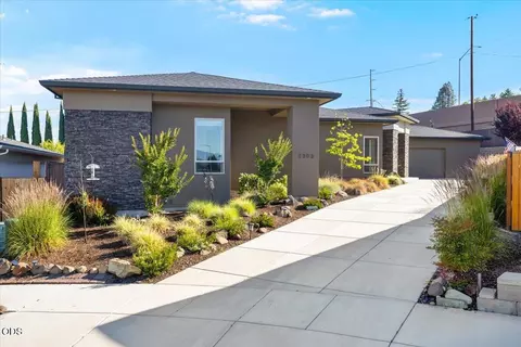 3303 Sky Way, Medford, OR 97504