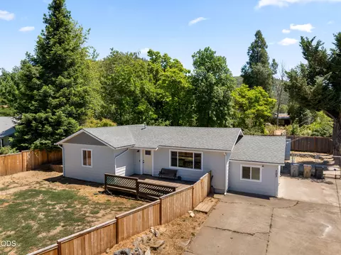 703 NE 10th St, Grants Pass, OR 97526