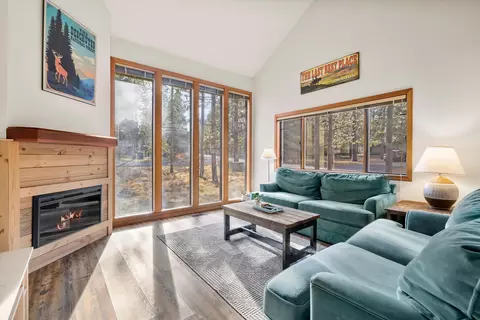 Living - 17894 Red Cedar Ln, Sunriver, OR 97707 photo 2 of 4