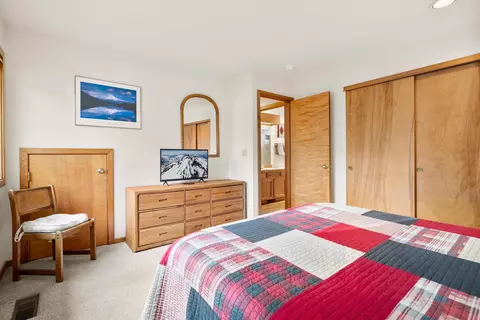 Bedroom - 17894 Red Cedar Ln, Sunriver, OR 97707 photo 2 of 6