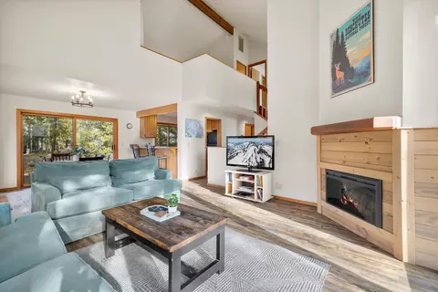 Living - 17894 Red Cedar Ln, Sunriver, OR 97707 photo 4 of 4