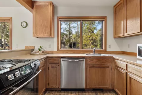 Kitchen - 17894 Red Cedar Ln, Sunriver, OR 97707 photo 1 of 2