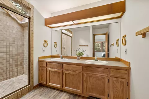 Bath - 17894 Red Cedar Ln, Sunriver, OR 97707 photo 3 of 4