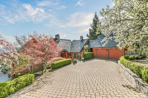 443 Conestoga Dr, Jacksonville, OR 97530