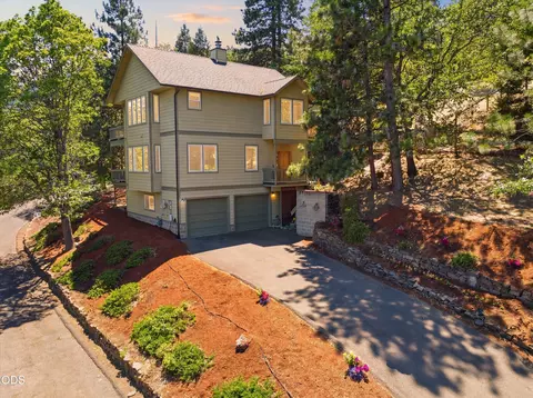 215 Piedmont Dr, Ashland, OR 97520