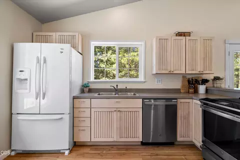 Kitchen - 53345 Riverview Dr, La Pine, OR 97739 photo 1 of 4