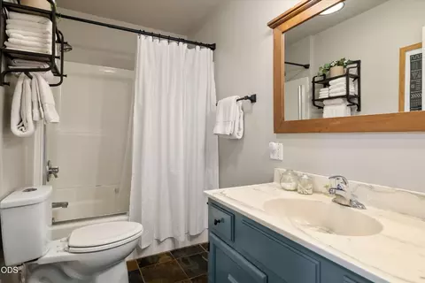 Bath - 53345 Riverview Dr, La Pine, OR 97739 photo 1 of 5