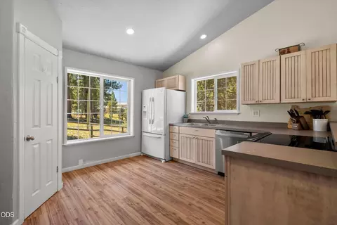 Kitchen - 53345 Riverview Dr, La Pine, OR 97739 photo 2 of 4